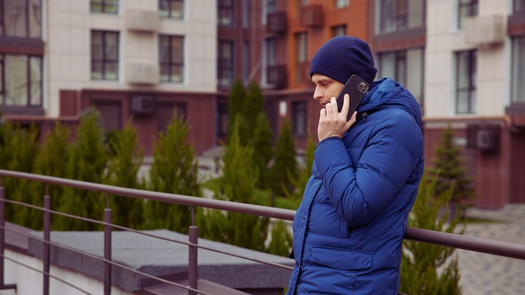 Person on phone seeking assessment for alcohol use